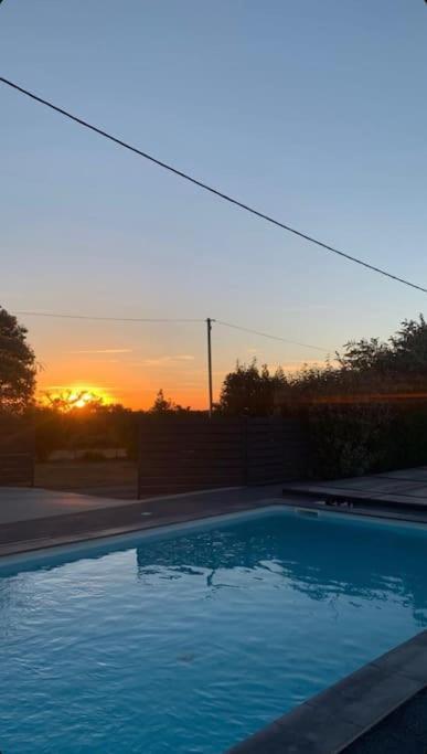 Villa Loue Ancien Moulin A Vent Avec Piscine Et Jacuzzi Neuvy-Bouin Esterno foto